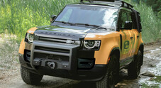 Land Rover, con il Defender Trophy Edition ancora voglia di Camel. Torna livrea ocra e nera per avventure off-road estreme