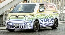 Volkswagen ID.Buzz, il “Bulli” con la spina in rampa di lancio. Versione elettrica del leggendario van debutta il 9 marzo