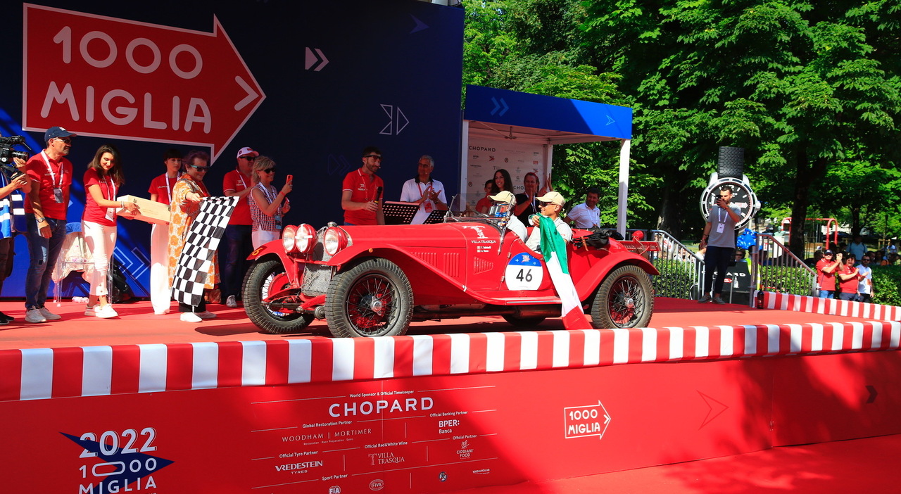 Andrea Vesco e Fabio Salvinelli hanno vinto la 1000 Miglia 2022. L equipaggio numero 46, a bordo di Alfa Romeo 6C 1750 SS ZAGATO del 1929 sul podio a Brescia