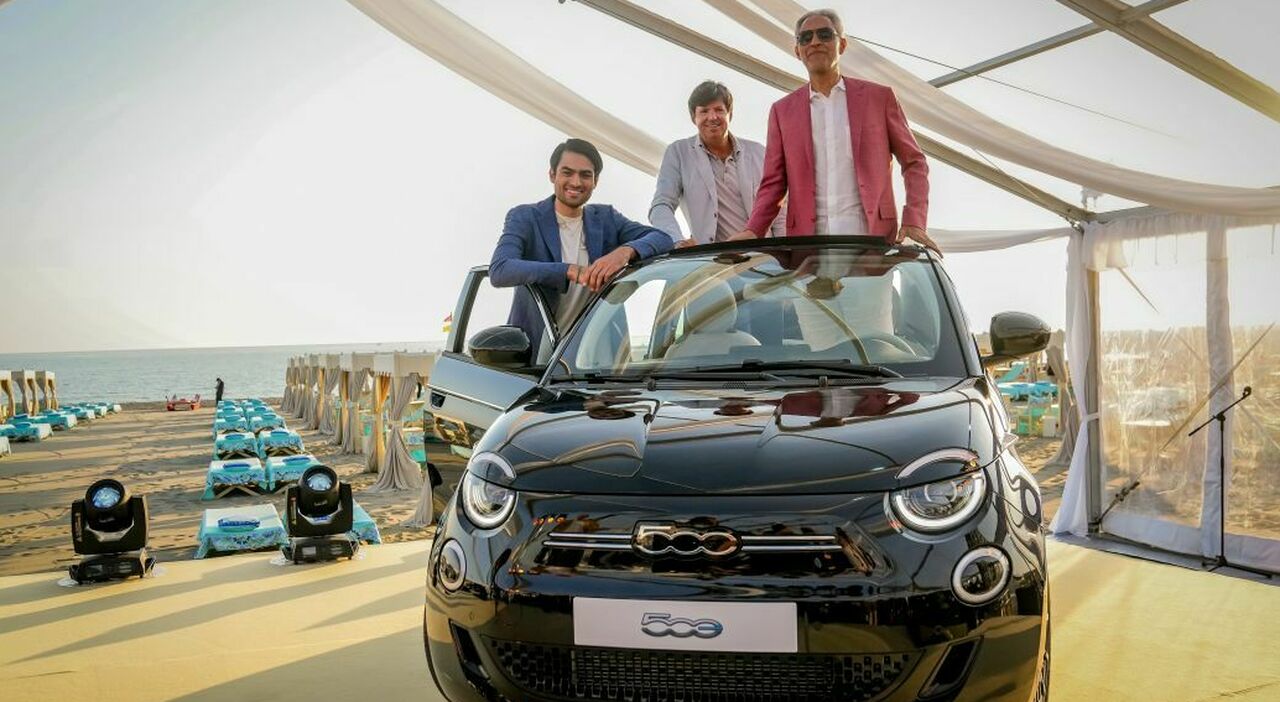 Andrea Bocelli con il figlio Matteo e Olivier Framçois, il capo globale del brand Fiat sulla 500 elettrica
