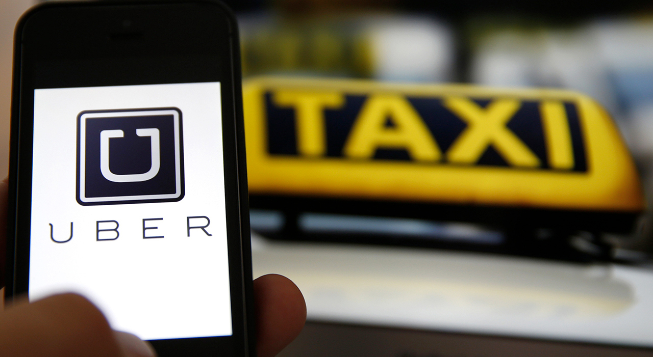 Taxi e Uber sotterrano l’ascia di guerra e siglano accordo per la mobilità urbana. 12mila taxi useranno da giugno la piattaforma Uber