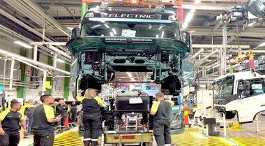 Volvo Trucks, avvia produzione in serie di camion elettrici. Lanciata produzione versioni a batteria di FH, FM e FMX