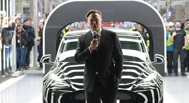 Tesla, Musk: «Impianti Austin e Berlino perdono miliardi dollari. Sono fornaci che bruciano soldi»