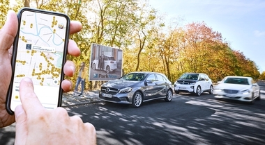 BMW e Mercedes insieme per trasformazione mobilità. JV gestirà servizi car sharing, taxi, rent e sosta