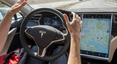 Tesla, autorità Usa ampliano indagine su autopilot. Inchiesta riguarda ora 830mila veicoli. Gigafactory di Shanghai riparte a pieno regime