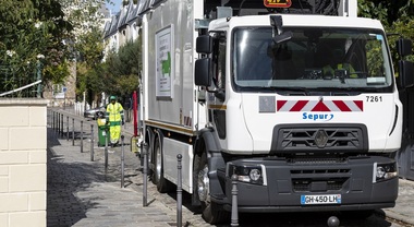 Parigi, raccolta rifiuti a zero emissioni nella 13a circoscrizione. Con i compattatori 100% elettrici Renault Trucks D Wide