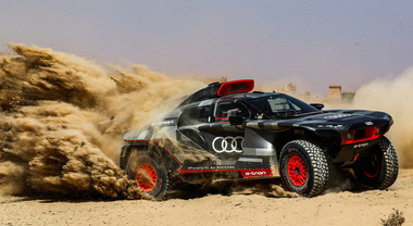Audi, assalto a Dakar con una belva elettrica: tecnologia a confronto, è duello con la nuova Toyota V6 termica